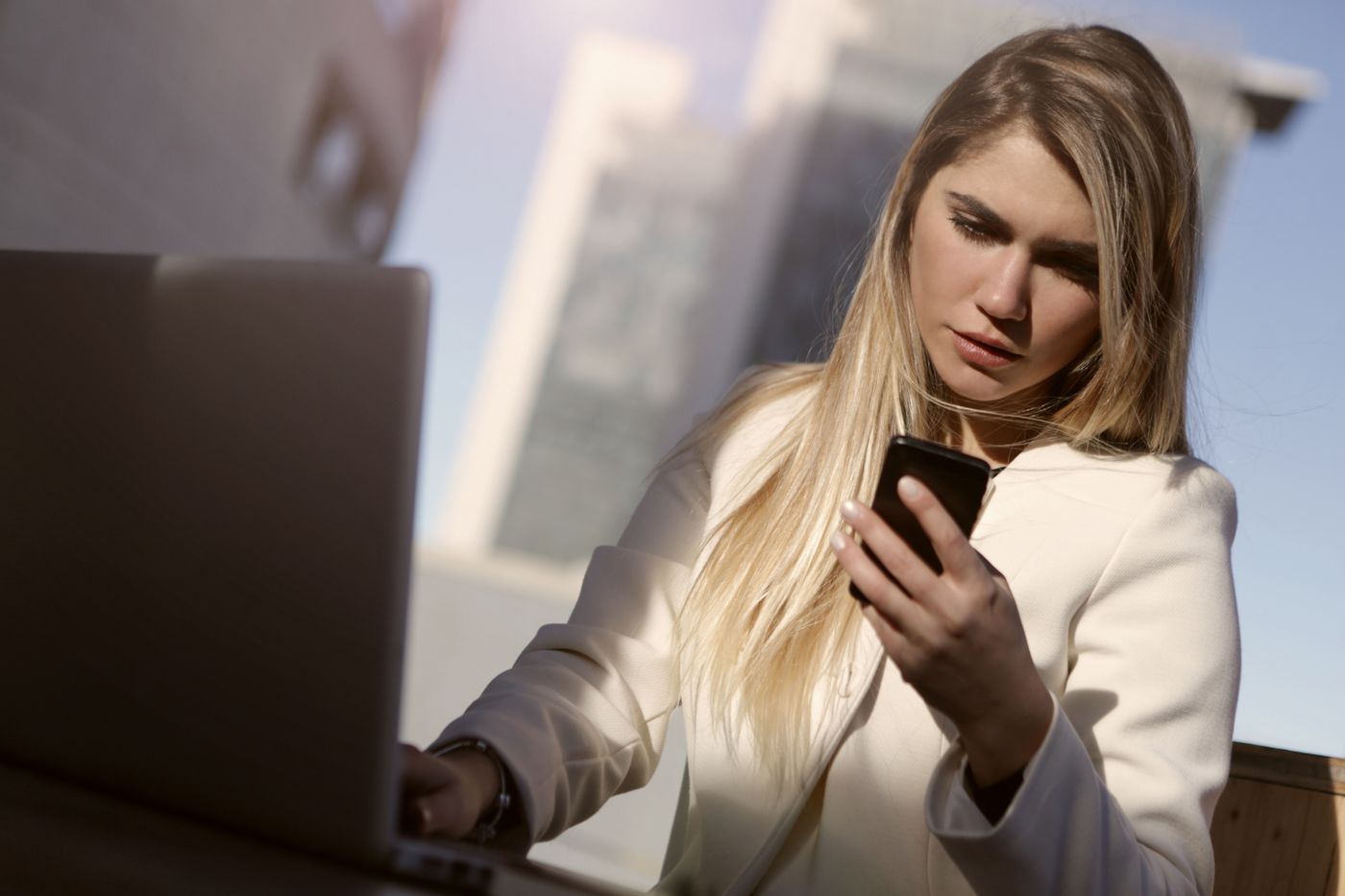 Profesional consultando información desde su teléfono y computador