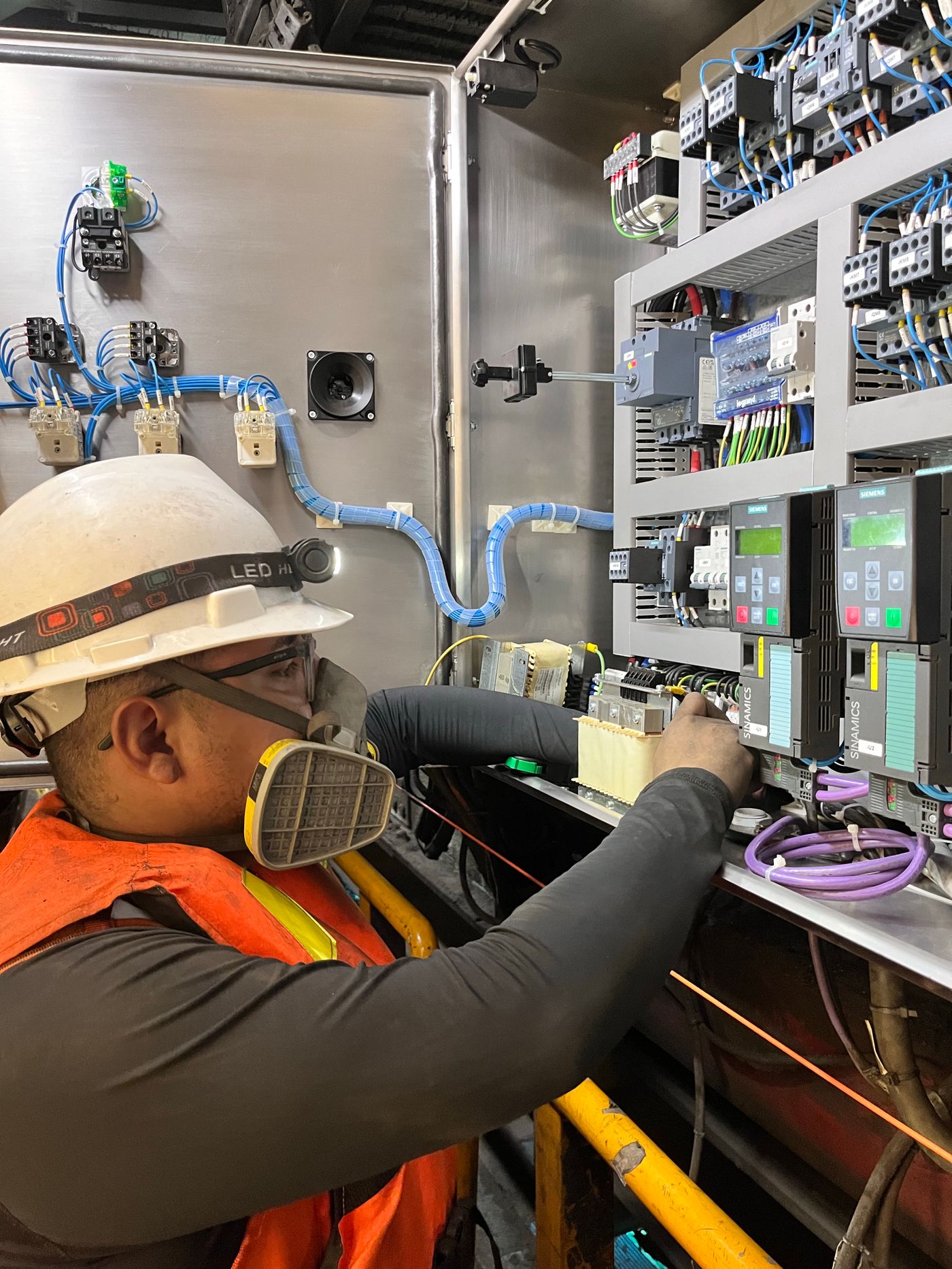 Técnico industrial trabajando en una planta en Callao, Perú